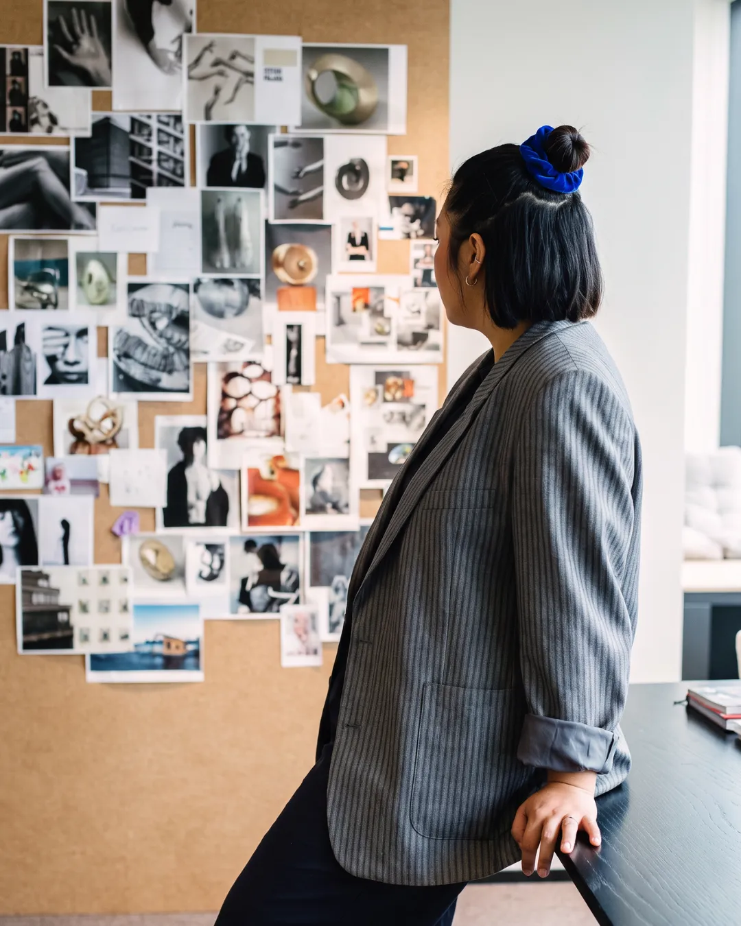 Farida Panyasawat devant un mur d'inspiration, architecture d'intérieur et aménagement de boutique