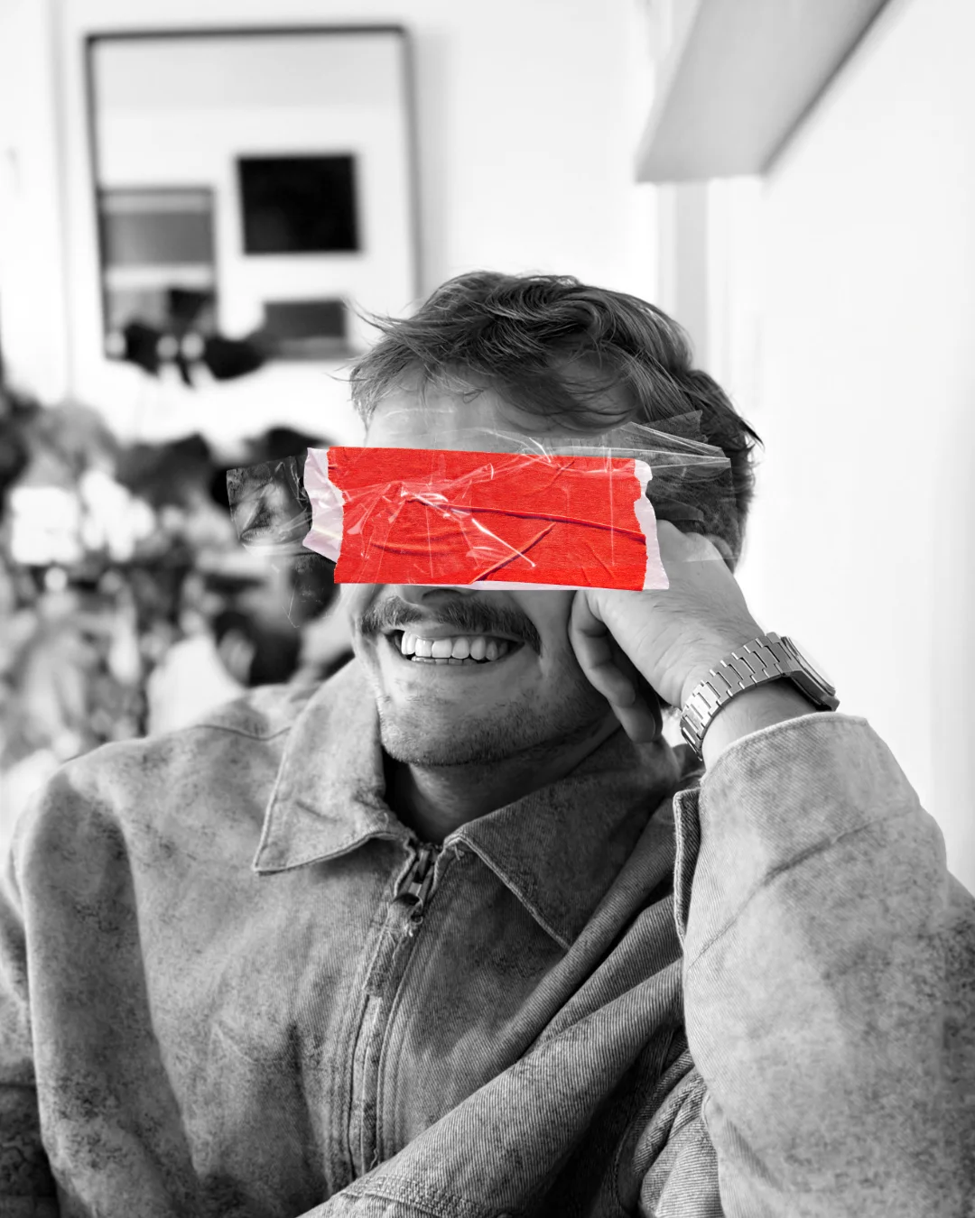 Dorian, visual merchandiser et styliste, bientôt chez Studio Falida à Strasbourg, les yeux barrés de scotch rouge
