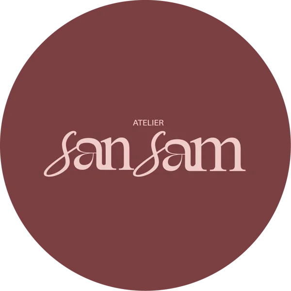 Logo Atelier SanSam rose sur pastille vin bordeaux