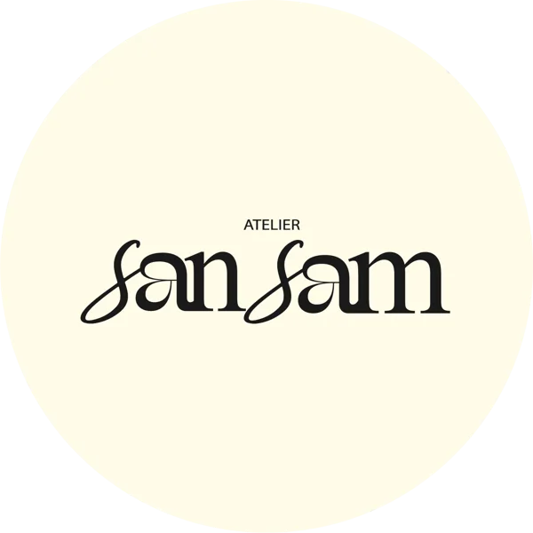 Logo Atelier SanSam noir sur pastille blanc coton