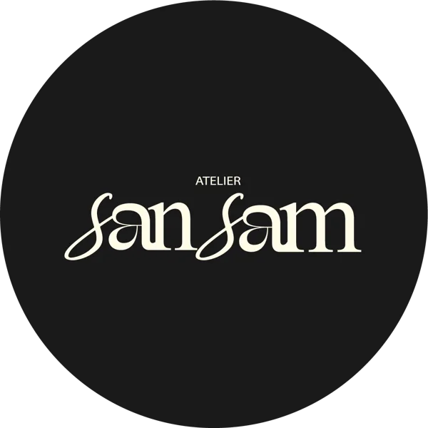 Logo Atelier SanSam crème sur pastille noir doux