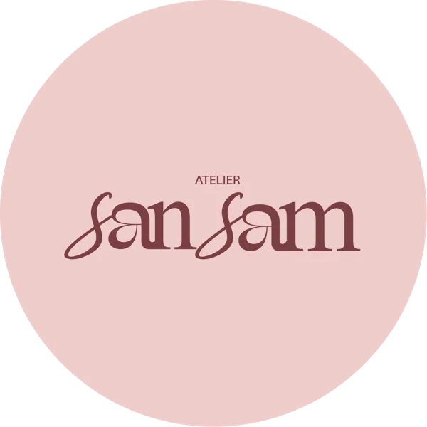 Logo Atelier SanSam bordeaux sur pastille rose poudré