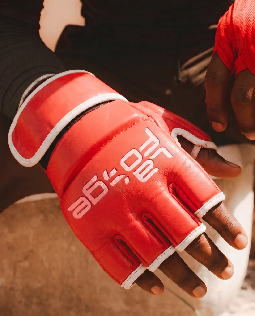 Gros plan sur le logo La Forge imprimé sur un gant de MMA