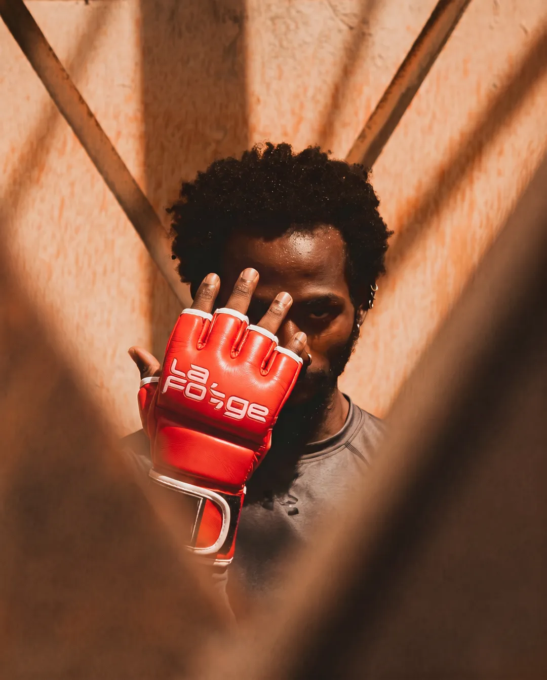 Gant de MMA rouge siglé La Forge, identité de marque par Studio Falida