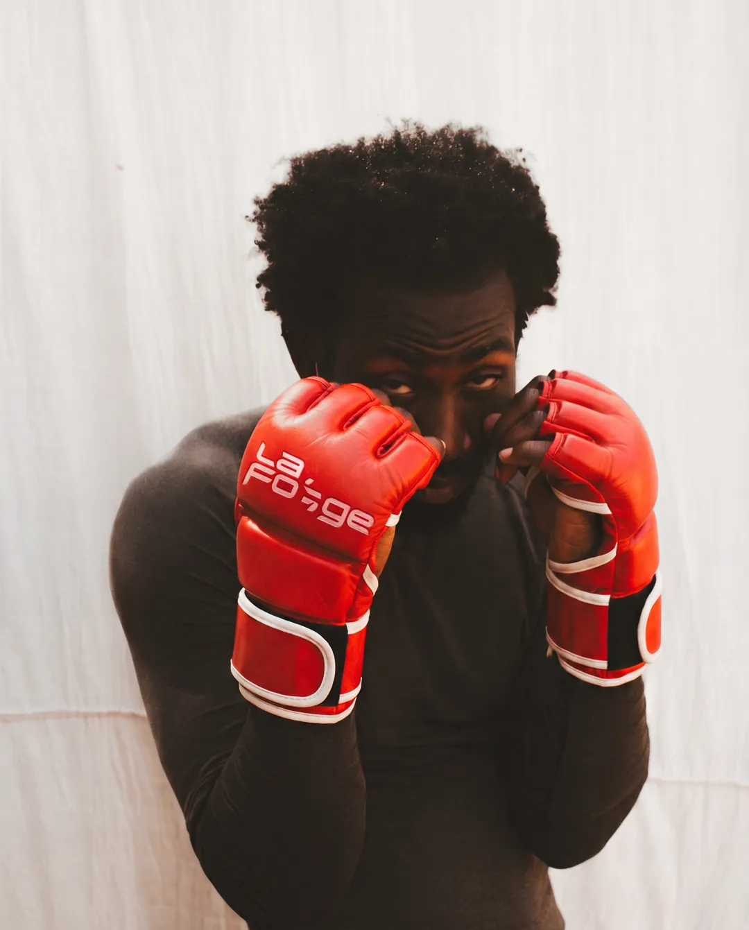 Combattant en garde, gants La Forge, sur fond de toile blanche
