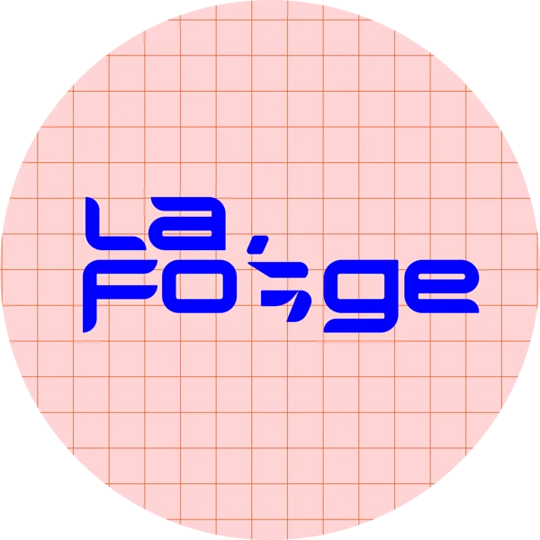 Logo La Forge bleu sur pastille rose quadrillée