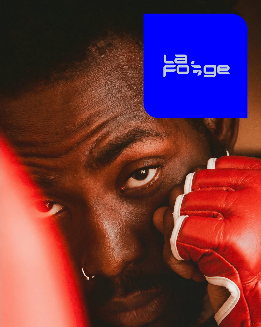 Logo La Forge sur bloc bleu électrique, identité visuelle de club de sport