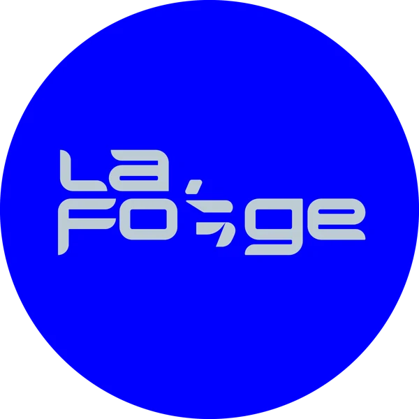 Logo La Forge gris acier sur pastille bleu électrique