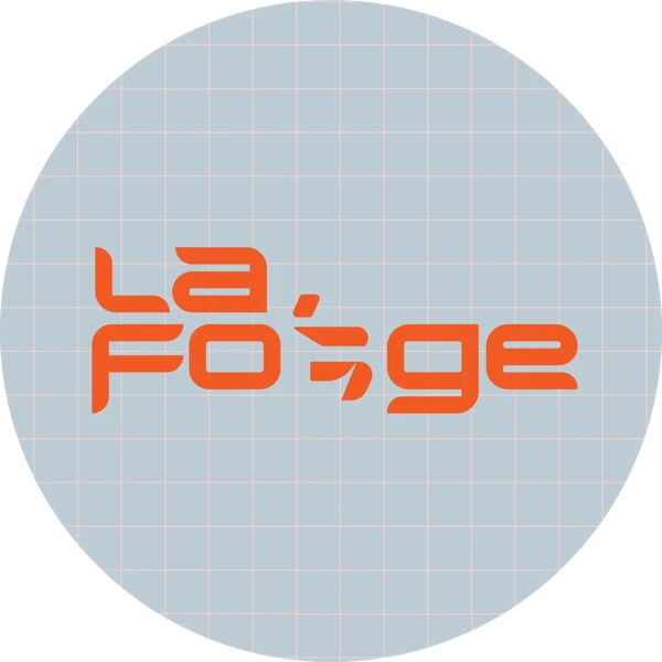 Logo La Forge orange sur pastille gris acier