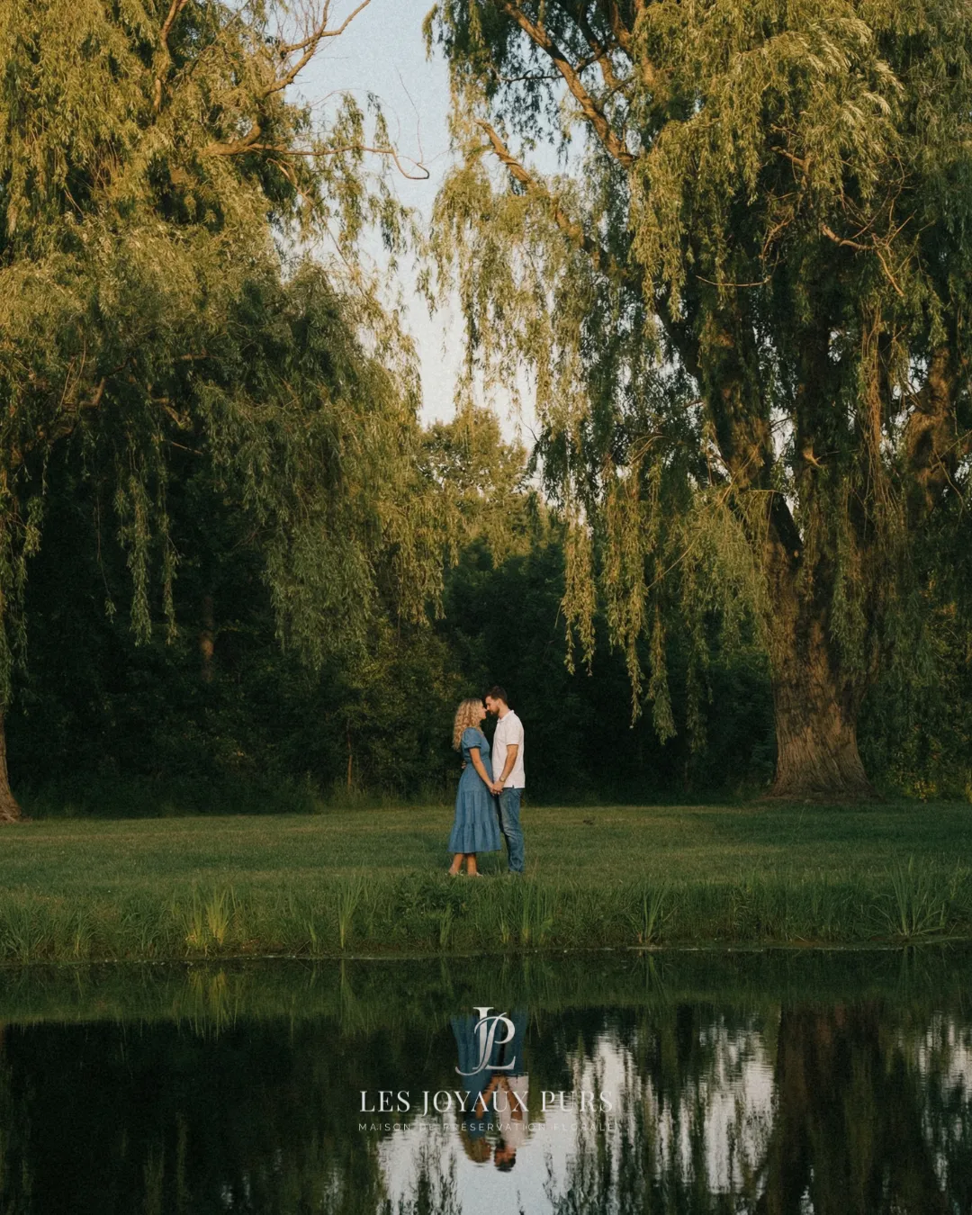Couple au bord d'un lac entre les saules, campagne Les Joyaux Purs