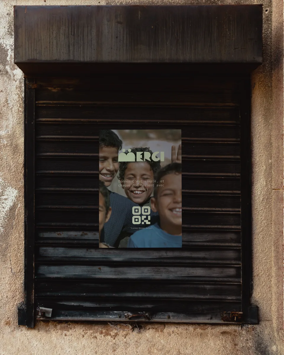 Affiche MERCI collée sur un rideau de fer, signature Donner c'est simple, identité de marque par Studio Falida
